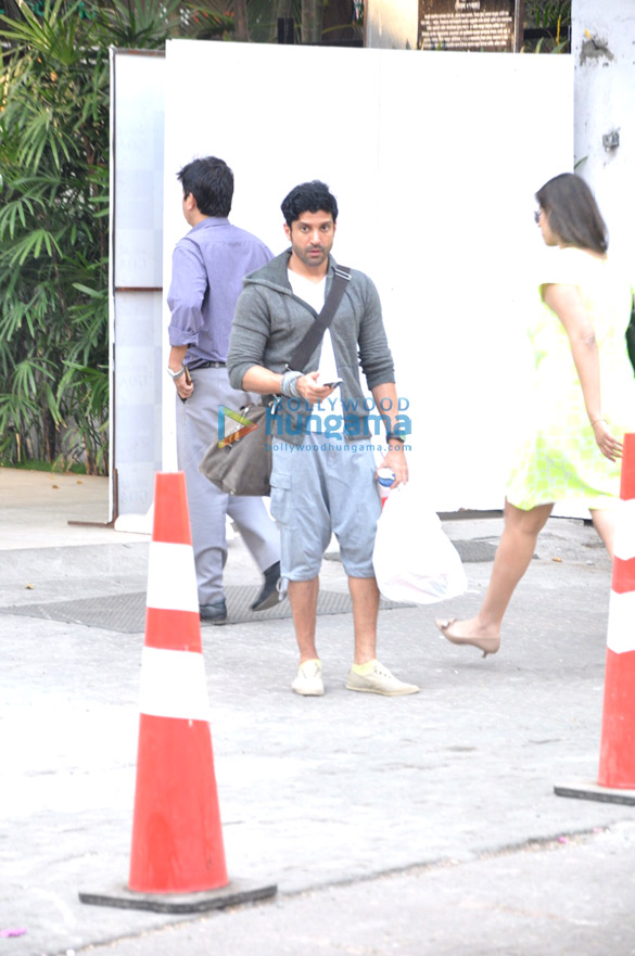 farhan akhtar snapped in bandra 1