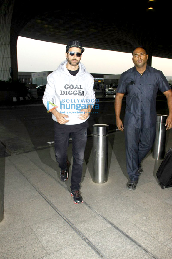 Hrithik Roshan & Yami Gautam snapped at the airport Hrithik Roshan & Yami Gautam snapped at the airport