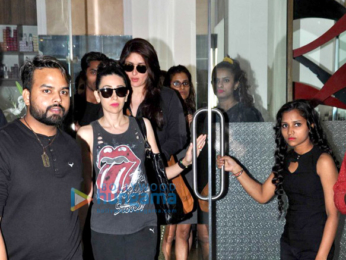 Kareena Kapoor Khan, Karisma Kapoor snapped post salon session in Bandra