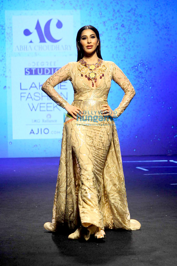 kareena sushmita disha walk the ramp at lfw 2017 15