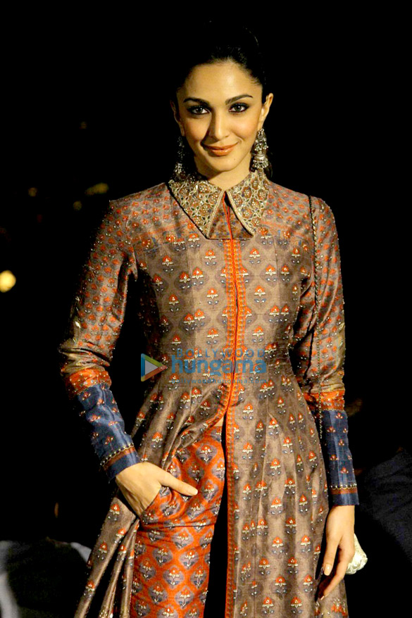 kareena sushmita disha walk the ramp at lfw 2017 22