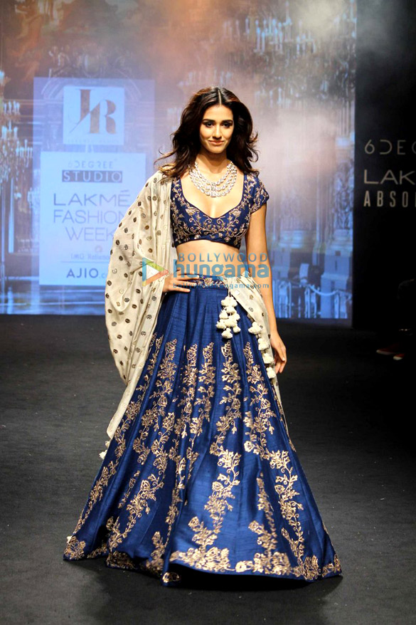 kareena sushmita disha walk the ramp at lfw 2017 4