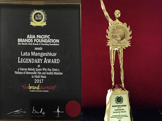 Lata Mangeshkar felicitated with Legendary Award by the Brand Laureate