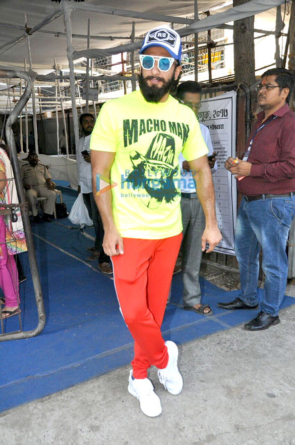 ranveer singh casts his vote with his father for the bmc elections in bandra 4