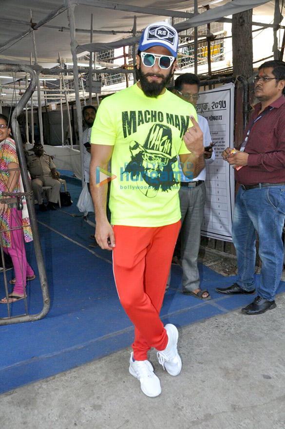 ranveer singh casts his vote with his father for the bmc elections in bandra 6