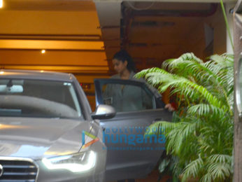 Rhea Kapoor snapped post meeting at Kareena Kapoor Khan's house