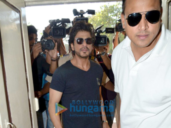 Shah Rukh Khan spotted at the voting booth in Bandra