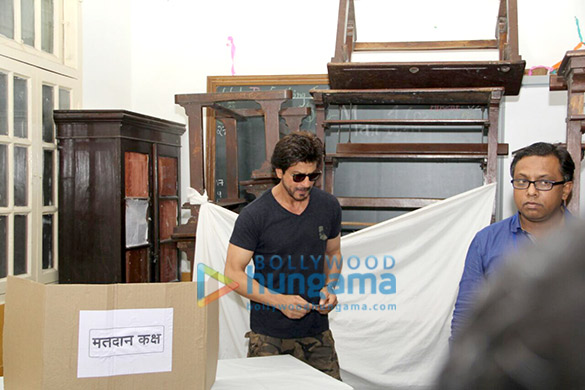 shah rukh khan spotted at the voting booth in bandra 4