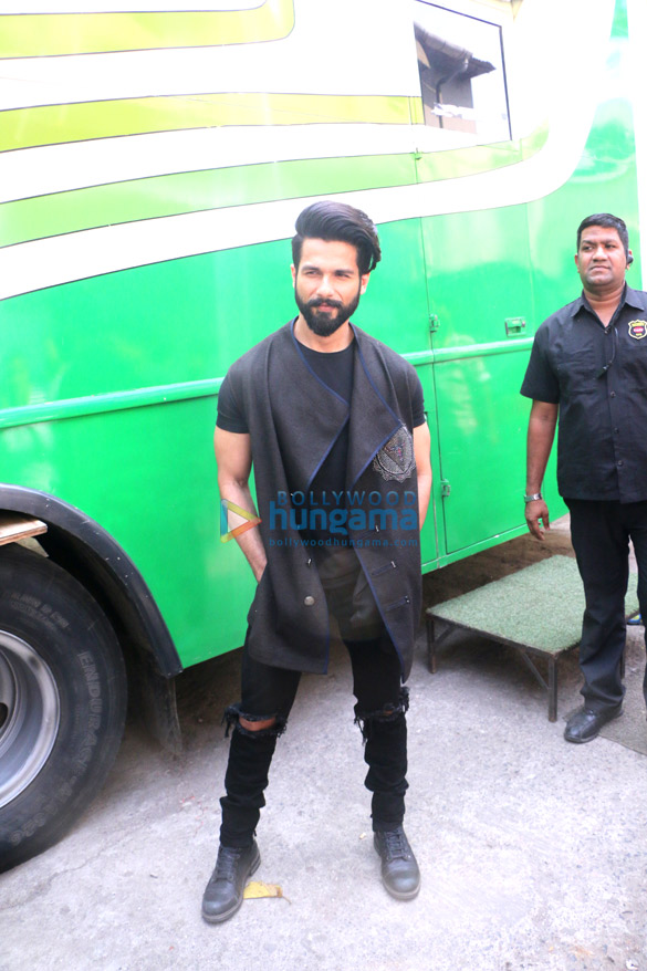 shahid kapoor kangna ranaut snapped on the sets of indian idol 9 3