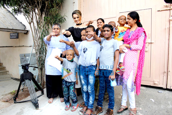 shahid kapoor and kangna ranaut meet access life ngo kids while promoting their film rangoon 2
