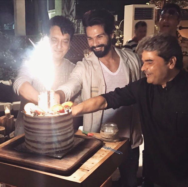 Shahid Kapoor cut his birthday cake with Vishal Bhardwaj and Sajid Nadiadwala-1