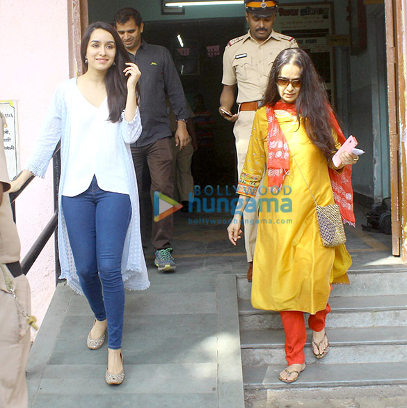 shraddha kapoor votes with her mother at juhu 1