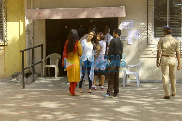 shraddha kapoor votes with her mother at juhu 5