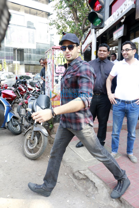 Sidharth Malhotra & Alia Bhatt snapped post lunch at Bastian Sidharth Malhotra & Alia Bhatt snapped post lunch at Bastian