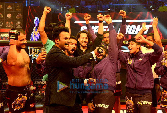 tiger shroff along with mother ayesha and sister krishna shroff attend the super fight league in delhi 4