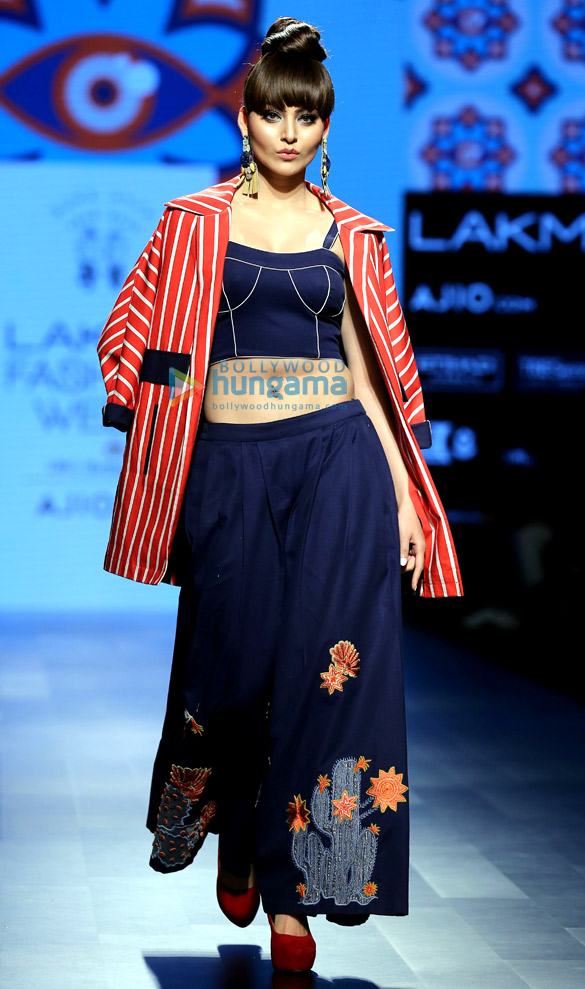 urvashi rautela walks the ramp at lakme fashion week 2017 1