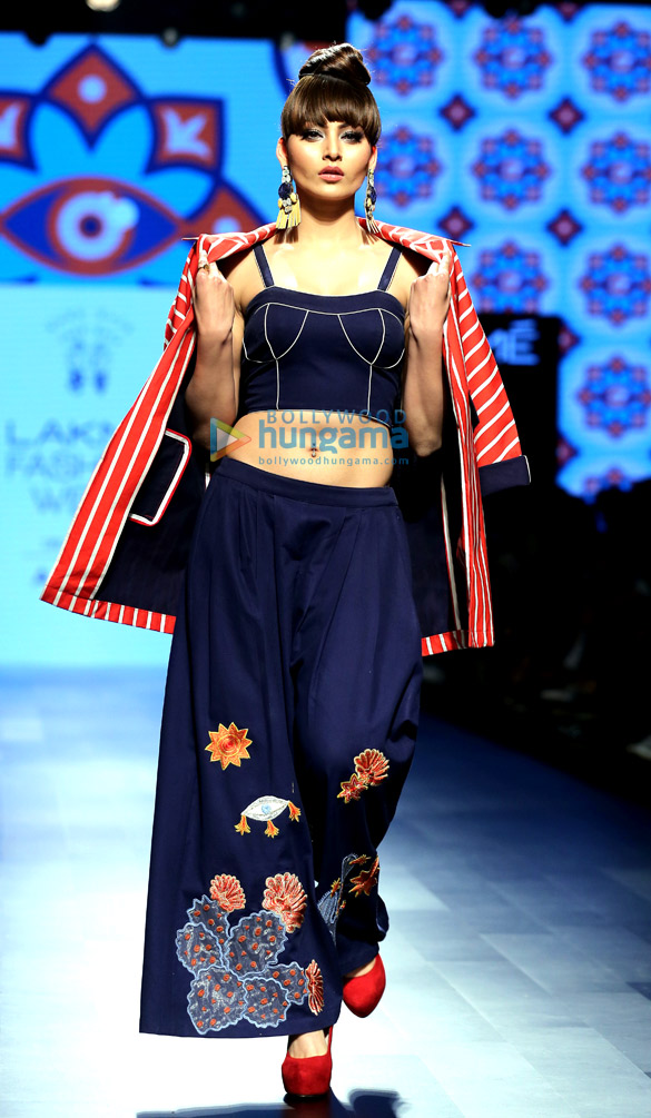 urvashi rautela walks the ramp at lakme fashion week 2017 3