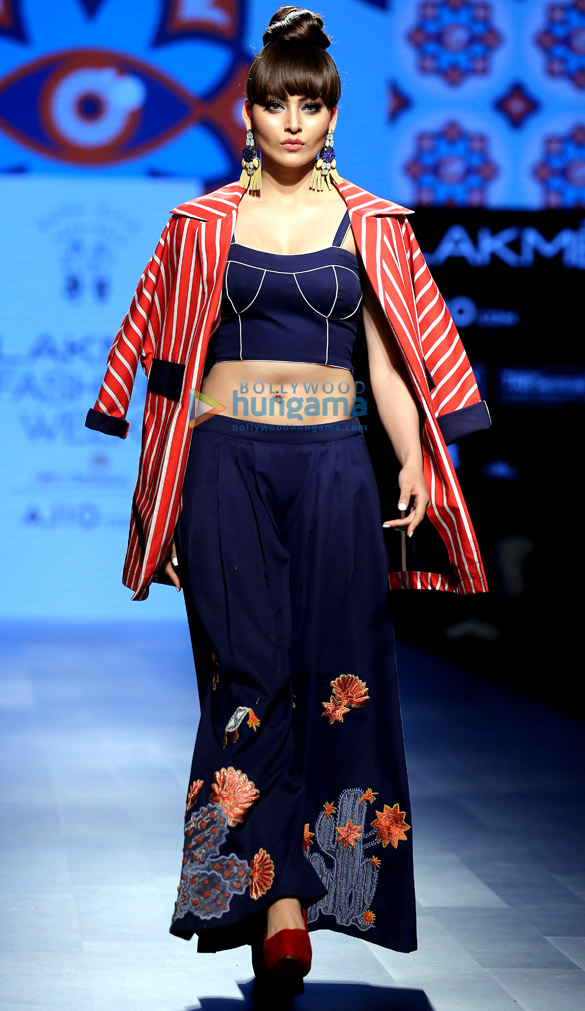 urvashi rautela walks the ramp at lakme fashion week 2017 4