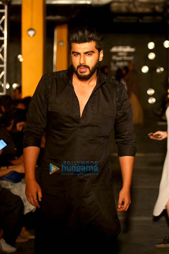 Varun Dhawan Arjun Kapoor And Sonakshi Sinha Walk The Ramp For Kunal Rawal S Show At The Lakme