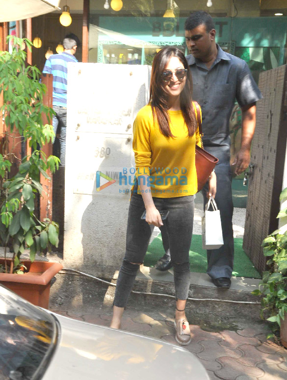 Yami Gautam snapped post her salon session in Bandra Yami Gautam snapped post her salon session in Bandra