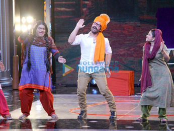 Aamir Khan & Kiran Rao promote Paani Foundation on the sets of Chal Hawa Yeu Dya
