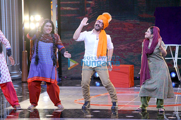 aamir khan kiran rao promote paani foundation on the sets of chal hawa yeu dya 3