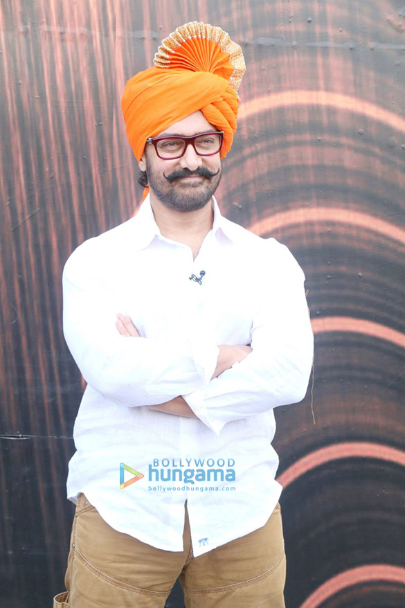 aamir khan kiran rao promote paani foundation on the sets of chal hawa yeu dya 8