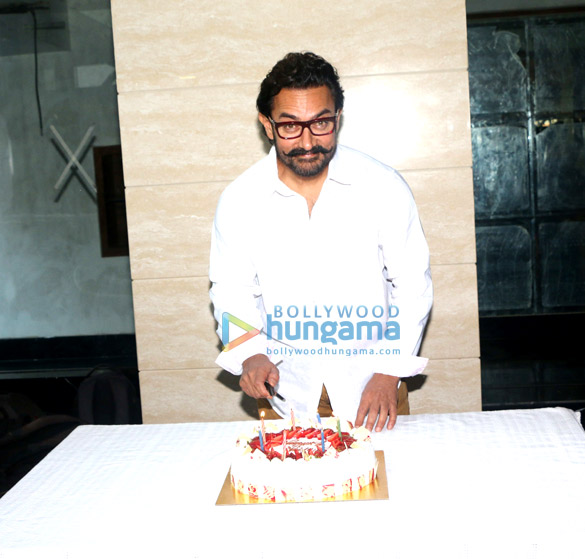aamir khan celebrates his birthday at his house in bandra 6