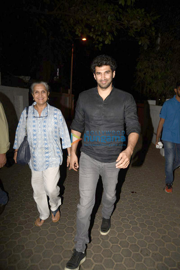 aditya roy kapur snapped with his mom and brother at prithvi theatre 6