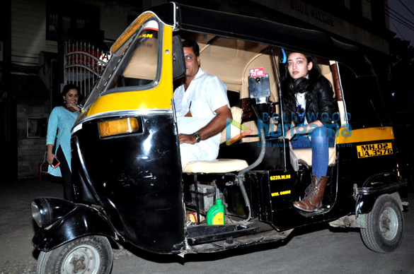 akshara hassan snapped hitching an auto rickshaw ride 5