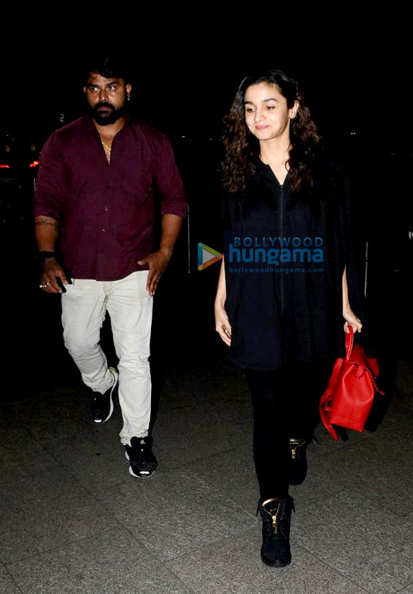 alia bhatt snapped at the airport while leaving for london 5