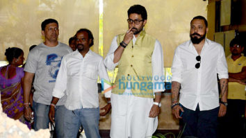 Celebs pay homage to Suniel Shetty’s father at his home in Worli