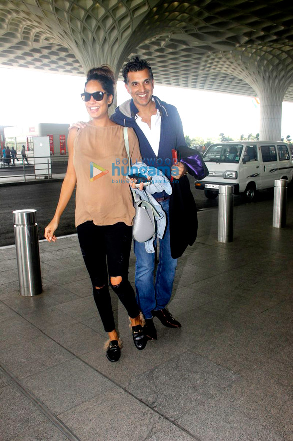 farhan akhtar lisa haydon snappd at the airport 4