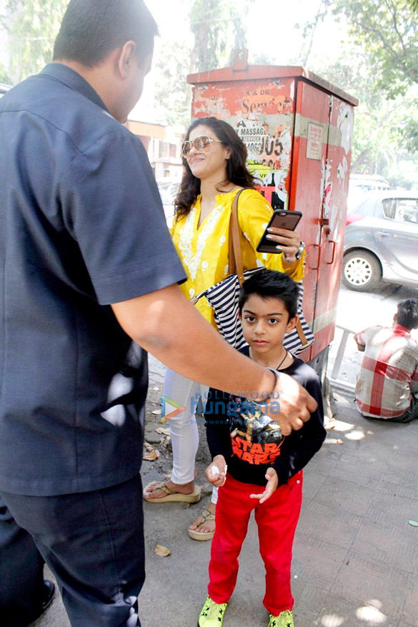 kajol snapped with son yug devgn in bandra 2
