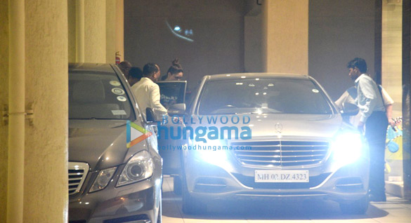 kareena kapoor khan and karisma kapoor snapped with taimur baby 5