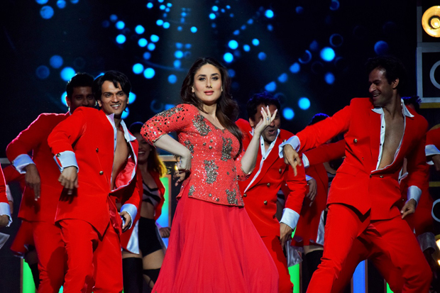 kareena kapoor khan sets the stage on her with her first performance post pregnancy 1