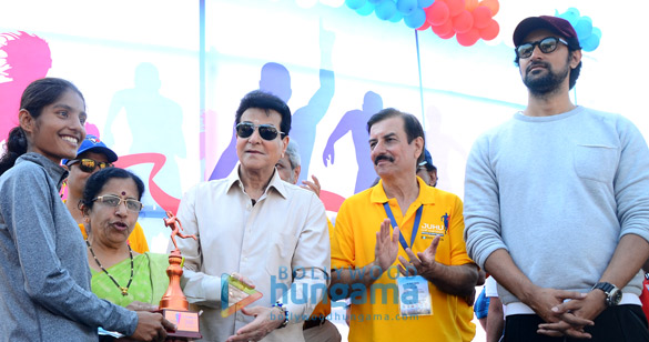 kunal kapoor and jeetendra at juhu half marathon 1