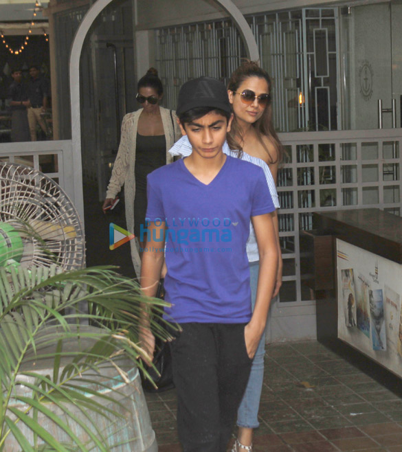 malaika arora khan snapped post lunch at out of the blue 4