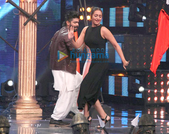 sonakshi sinha promotes noor on indian idol 9