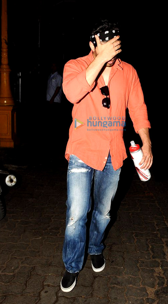 sooraj snapped hiding his face from paparazzi 2