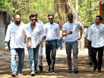 Suniel Shetty's father's last rites in Worli