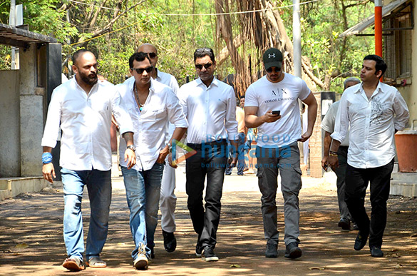 sunil shettys fathers last rites in worli 10