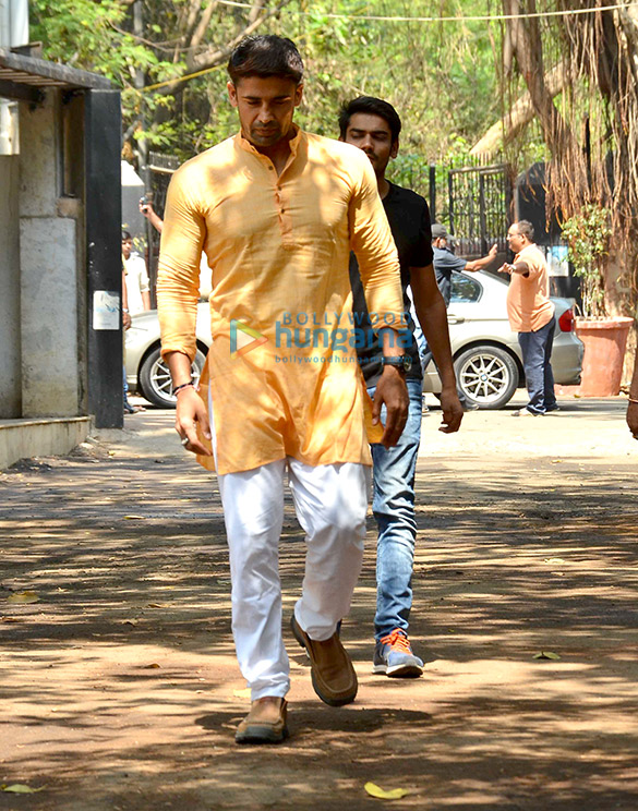 sunil shettys fathers last rites in worli 11