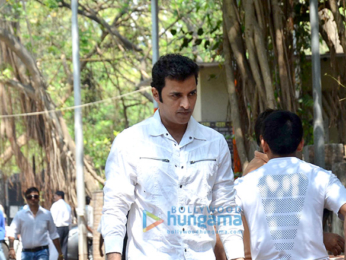 Suniel Shetty's father's last rites in Worli