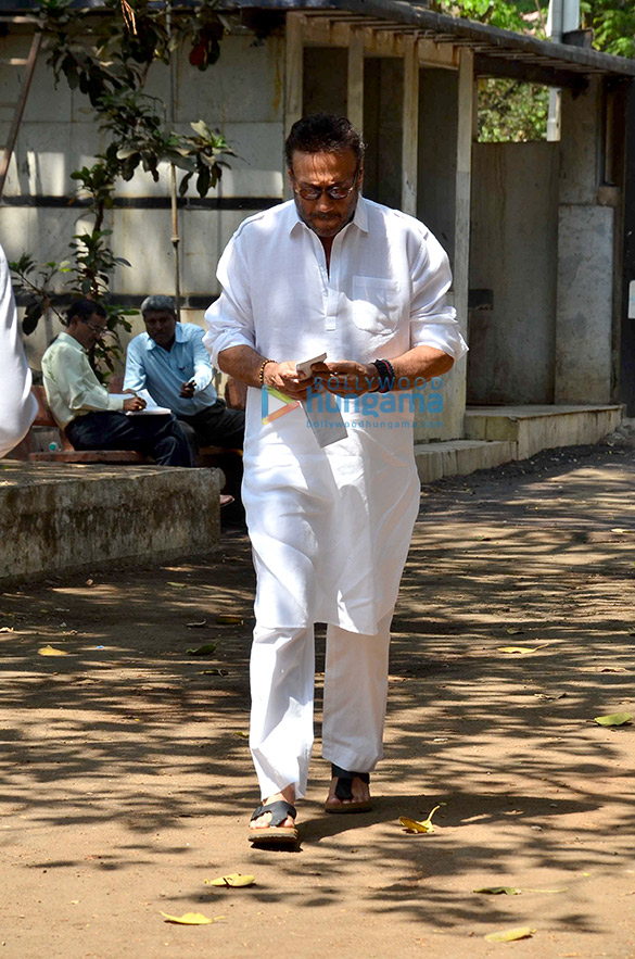 sunil shettys fathers last rites in worli 7