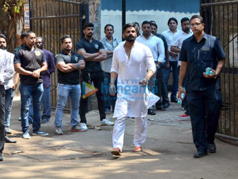 Suniel Shetty's father's last rites in Worli