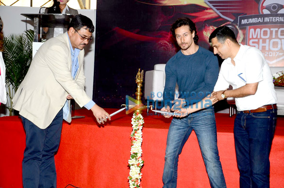 tiger inaugurates mumbai international motor show 3
