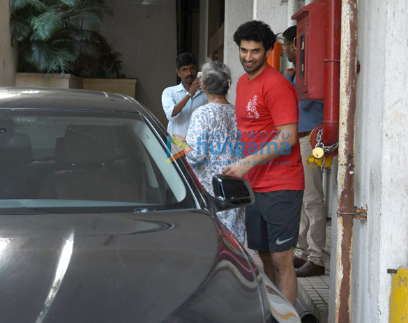 aditya roy kapoor snapped playing cricket with kids in bandra 1