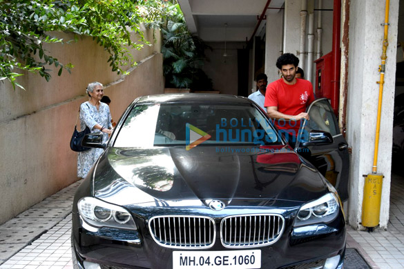 aditya roy kapoor snapped playing cricket with kids in bandra 6