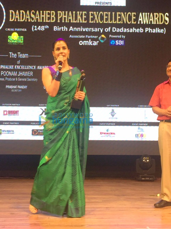 aishwarya rai bachchan hema malini recieve dadasaheb phalke excellence awards 2017 123